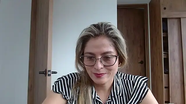 Snapshot of linda-mature43 chatting on October 23, 6:25 pm linda-mature43 online show from October 23, 6:25 pm