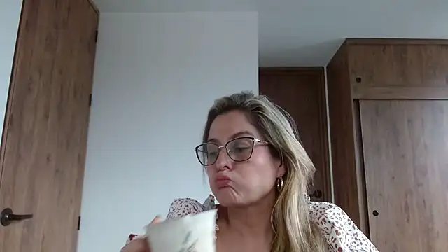 Snapshot of linda-mature43 chatting on October 24, 6:59 pm linda-mature43 online show from October 24, 6:59 pm