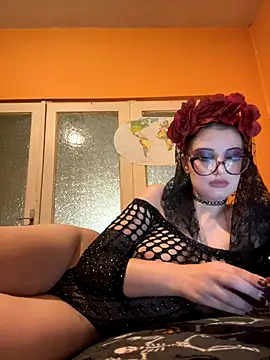 Snapshot of Larra69 chatting on October 31, 7:07 pm Larra69 online show from October 31, 7:07 pm