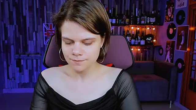 Snapshot of EllieMurler chatting on October 9, 10:30 am EllieMurler online show from October 9, 10:30 am