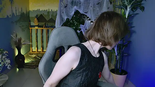 Snapshot of EllieMurler chatting on October 31, 2:10 pm EllieMurler online show from October 31, 2:10 pm