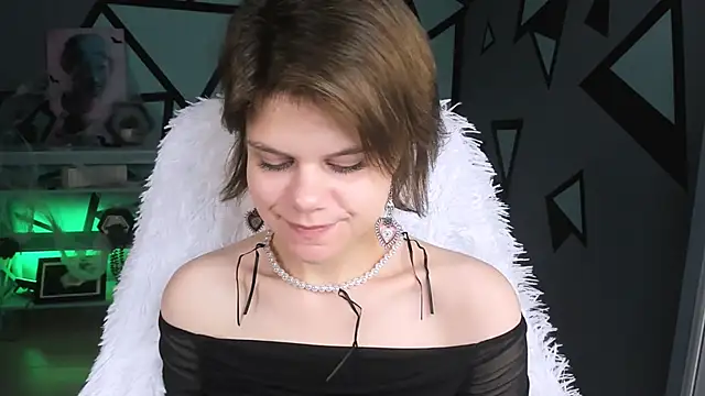 Snapshot of EllieMurler chatting on October 19, 9:33 am EllieMurler online show from October 19, 9:33 am