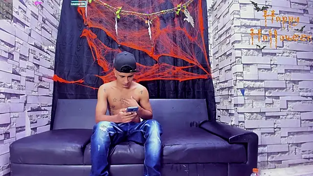 Snapshot of Crazy_Cult_Sex chatting on October 23, 1:17 pm Crazy Cult Sex online show from October 23, 1:17 pm