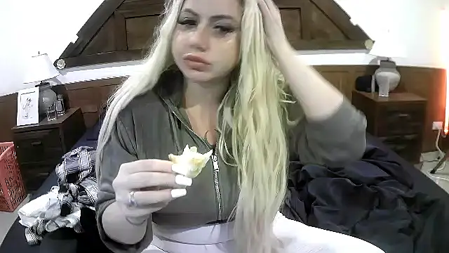 Snapshot of TiaDoll chatting on October 20, 2:14 am TiaDoll online show from October 20, 2:14 am