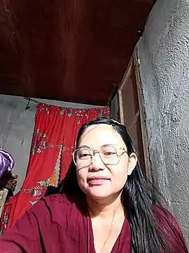 Snapshot of Everleigh_mom chatting on October 13, 8:11 pm Everleigh mom online show from October 13, 8:11 pm