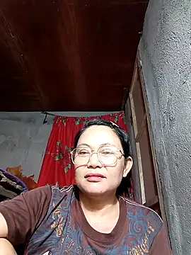 Snapshot of Everleigh_mom chatting on October 29, 11:14 am Everleigh mom online show from October 29, 11:14 am