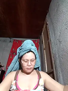 Snapshot of Everleigh_mom chatting on October 24, 1:12 am Everleigh mom online show from October 24, 1:12 am