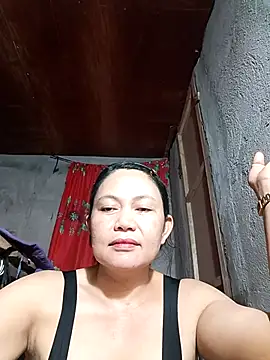 Snapshot of Everleigh_mom chatting on October 30, 11:22 am Everleigh mom online show from October 30, 11:22 am