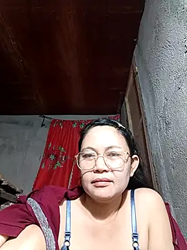 Snapshot of Everleigh_mom chatting on October 26, 3:46 am Everleigh mom online show from October 26, 3:46 am