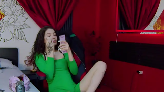 RavennMoonn online show from October 3, 7:30 pm