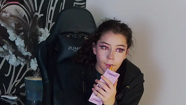 RavennMoonn online show from October 11, 9:39 pm