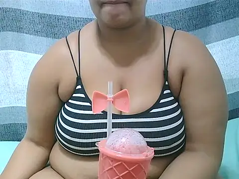 Snapshot of ThickHunn99 chatting on October 30, 7:44 am ThickHunn99 online show from October 30, 7:44 am