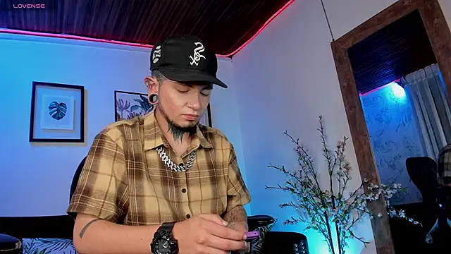 tyler jones  online show from September 27, 5:36 am