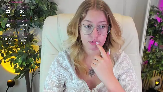 Snapshot of Nerissa_xo chatting on October 4, 8:57 pm Nerissa xo online show from October 4, 8:57 pm