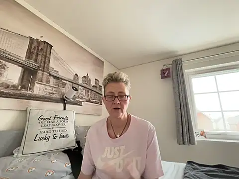 Curvy-Jinx online show from April 15, 7:42 am