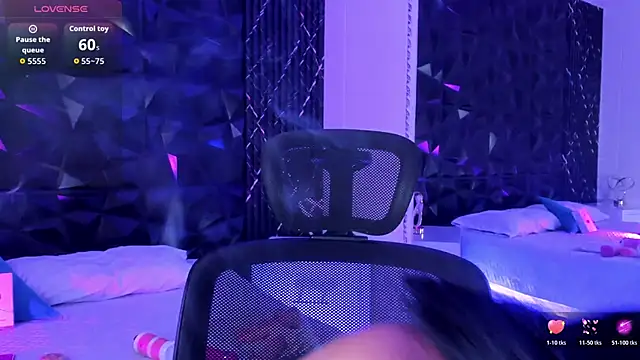 katierouge  online show from October 31, 7:01 am