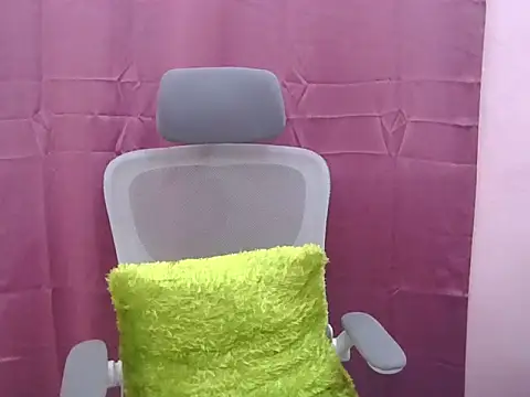 Snapshot of WildPussy4uxx chatting on October 15, 7:16 pm WildPussy4uxx online show from October 15, 7:16 pm