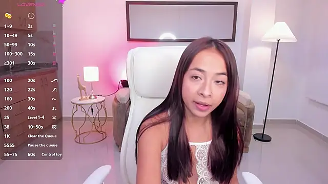 Snapshot of July_Adams chatting on October 1, 3:33 am July Adams online show from October 1, 3:33 am