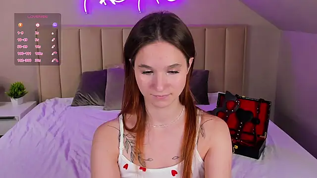 Eva Hollowey online show from September 19, 12:59 pm