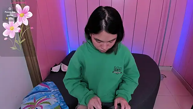 Laurent Scott  online show from October 4, 1:50 pm