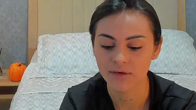 Snapshot of Emilly_Beaumont chatting on October 14, 11:46 am Emilly Beaumont online show from October 14, 11:46 am