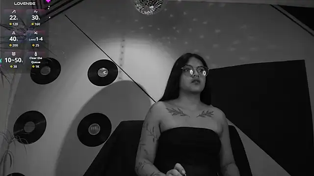 Snapshot of Lilith_and_Khloe chatting on October 12, 11:34 am Lilith and Khloe online show from October 12, 11:34 am