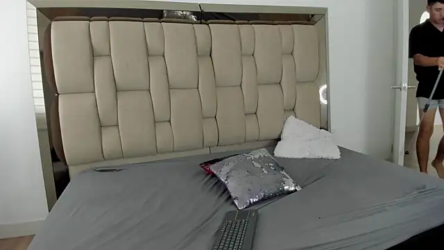 Enzo issis online show from October 30, 6:20 pm