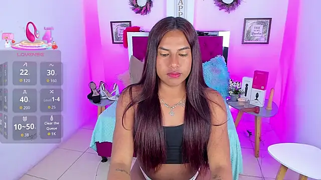 Khloee f w online show from September 19, 9:25 pm