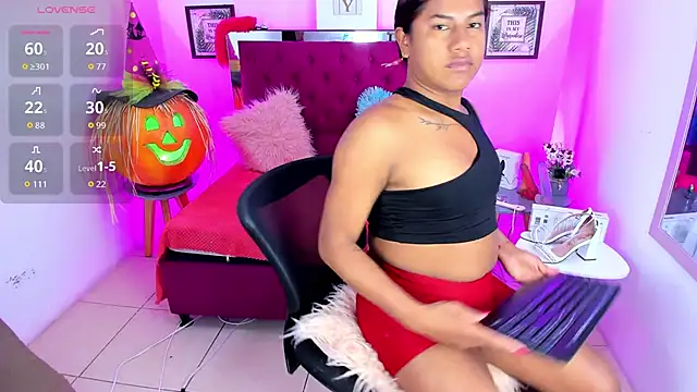 Khloee f w online show from October 6, 4:01 pm