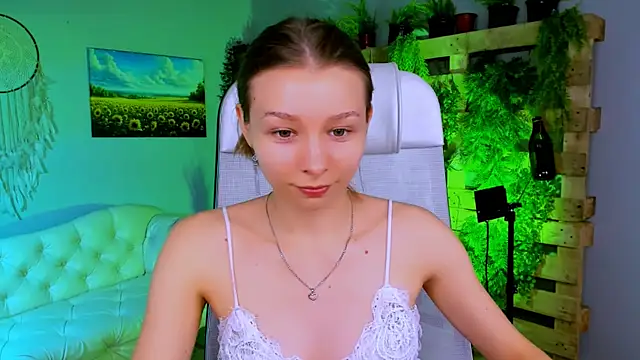 JulieDaniel online show from November 25, 9:11 am