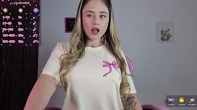 Snapshot of Veronika__Winslow_ chatting on October 31, 5:09 am Veronika Winslow online show from October 31, 5:09 am