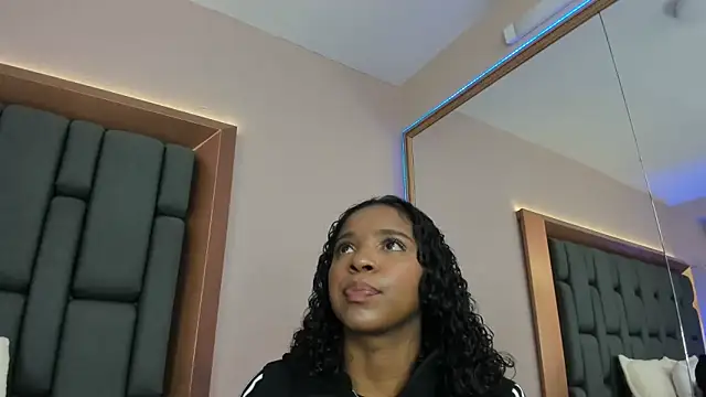 Snapshot of LisaMendez chatting on September 13, 2:19 am LisaMendez online show from September 13, 2:19 am