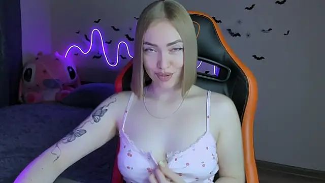 Snapshot of LaraKrein_lk chatting on October 26, 1:06 pm LaraKrein lk online show from October 26, 1:06 pm