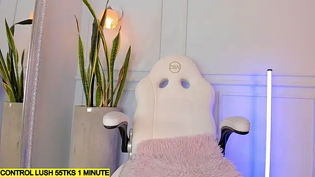 Snapshot of Jazmiinee chatting on October 14, 9:28 pm Jazmiinee online show from October 14, 9:28 pm