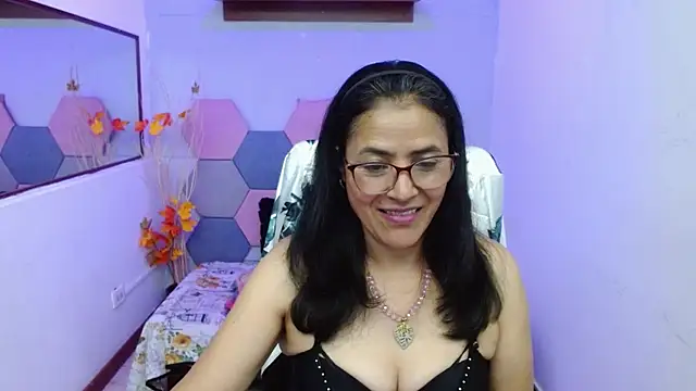 Snapshot of AmandaPeet chatting on October 4, 8:24 pm AmandaPeet online show from October 4, 8:24 pm