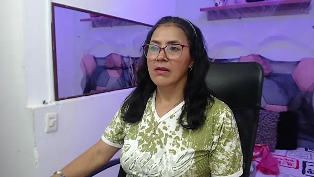 Snapshot of AmandaPeet chatting on October 18, 8:32 pm AmandaPeet online show from October 18, 8:32 pm