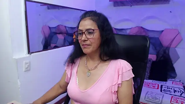 Snapshot of AmandaPeet chatting on October 28, 9:08 pm AmandaPeet online show from October 28, 9:08 pm