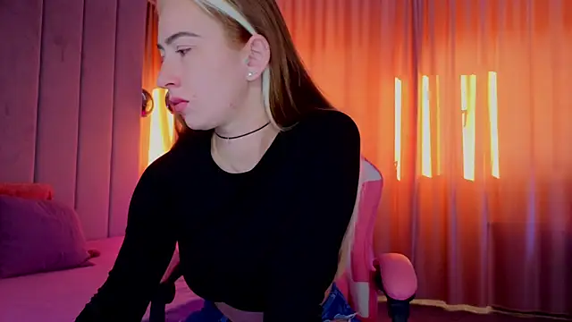 Reina Cummings online show from November 2, 7:12 am