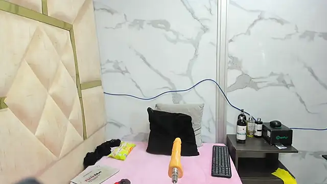 Snapshot of Allisonts69 chatting on October 2, 6:07 am Allisonts69 online show from October 2, 6:07 am