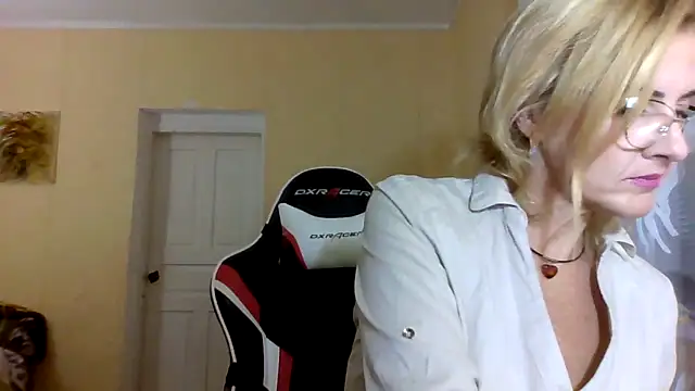 Snapshot of TianaQLove chatting on October 8, 10:52 am TianaQLove online show from October 8, 10:52 am