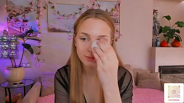 Snapshot of CindyGreen chatting on October 24, 6:42 am CindyGreen online show from October 24, 6:42 am