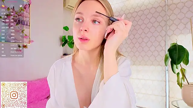 Snapshot of CindyGreen chatting on October 8, 6:29 am CindyGreen online show from October 8, 6:29 am