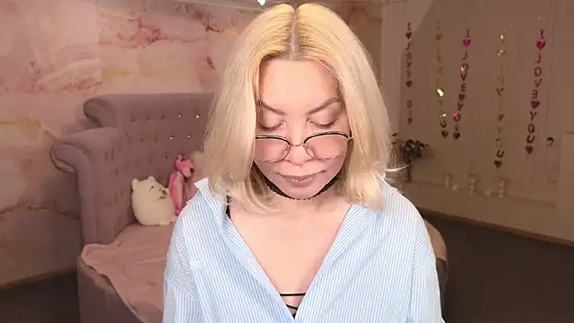 Snapshot of Wendy_Waves chatting on October 19, 11:12 am Wendy Waves online show from October 19, 11:12 am