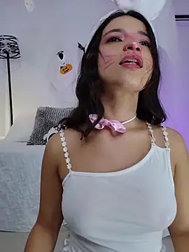 Snapshot of LUNAA___ chatting on October 21, 4:16 am LUNAA online show from October 21, 4:16 am