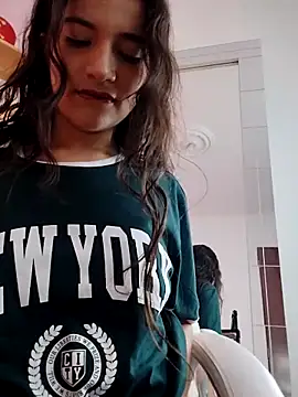 Snapshot of LUNAA___ chatting on October 6, 3:45 am LUNAA online show from October 6, 3:45 am