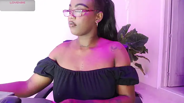 Snapshot of ReinaMiah chatting on November 2, 3:54 am ReinaMiah online show from November 2, 3:54 am