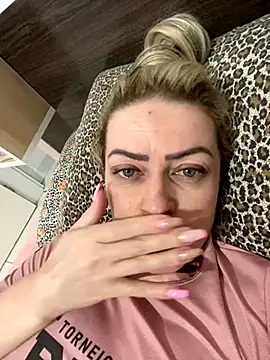 Snapshot of Alerquinasc chatting on October 2, 7:35 am Alerquinasc online show from October 2, 7:35 am