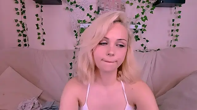 Snapshot of Charlotte_Colinss chatting on September 22, 7:29 am Charlotte Colinss online show from September 22, 7:29 am