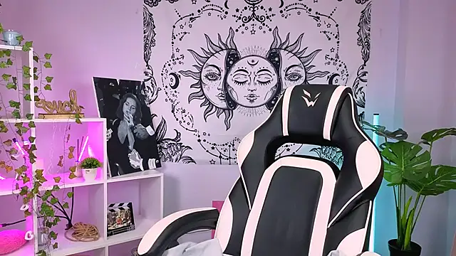 Snapshot of Charlotte_Colinss chatting on September 23, 7:39 am Charlotte Colinss online show from September 23, 7:39 am