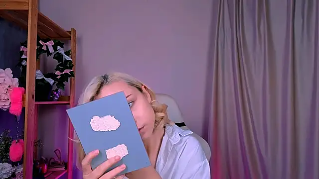 Snapshot of Charlotte_Colinss chatting on September 30, 4:29 am Charlotte Colinss online show from September 30, 4:29 am